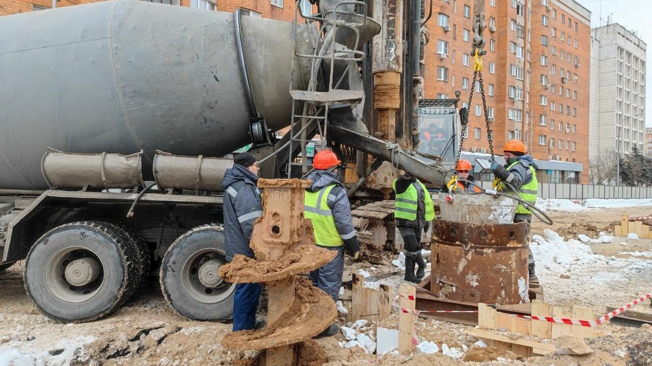 Сваи для строительства котлована метро начали бурить и заливать  в Нижнем Новгороде