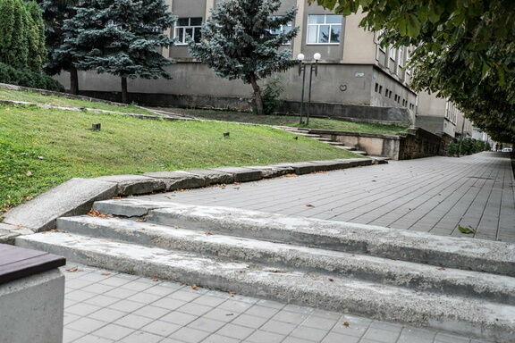 В Сормовском районе обеззараживают скамейки и тротуары