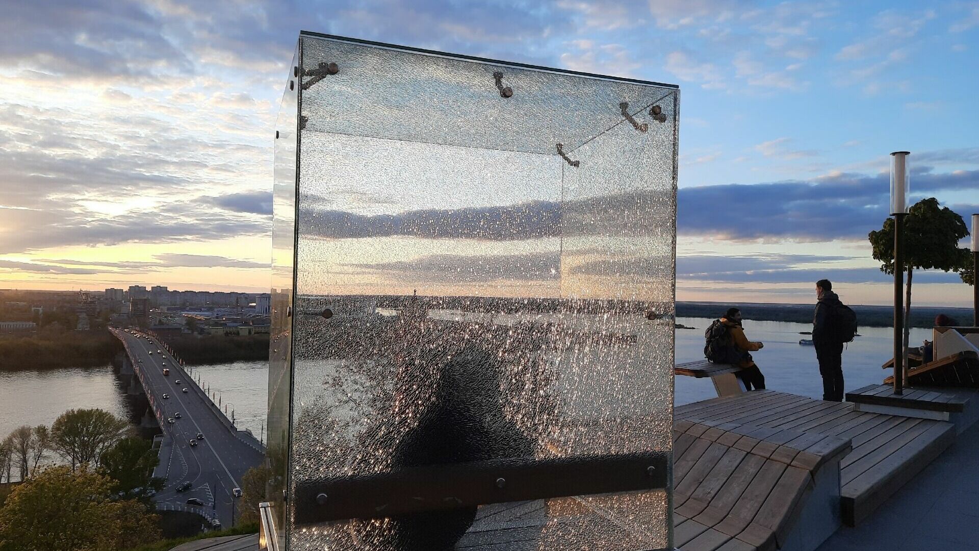 Разбитое стекло у беседки на набережной Федоровского заменят