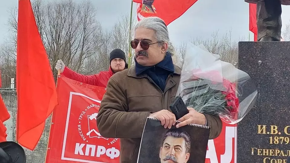 Селим Бенсаад возложил цветы к памятнику Сталина на Бору