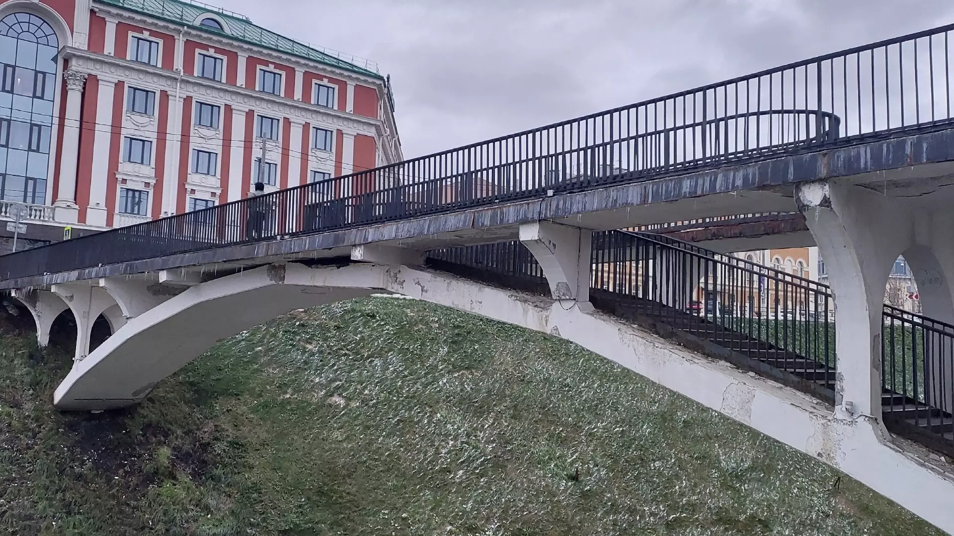 Мост начал рушиться в Нижнем Новгороде