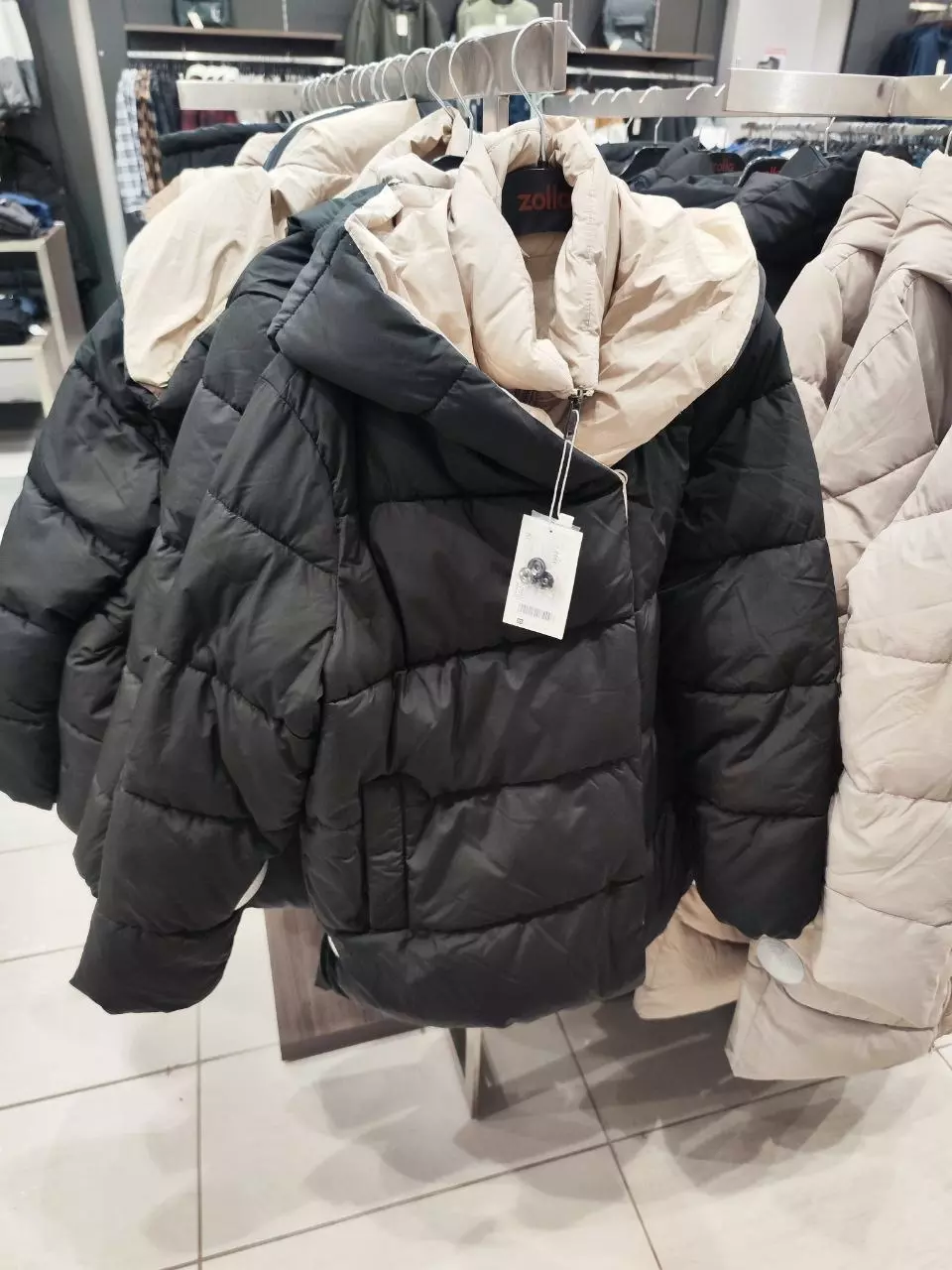 Ассортимент курток в магазине Zolla