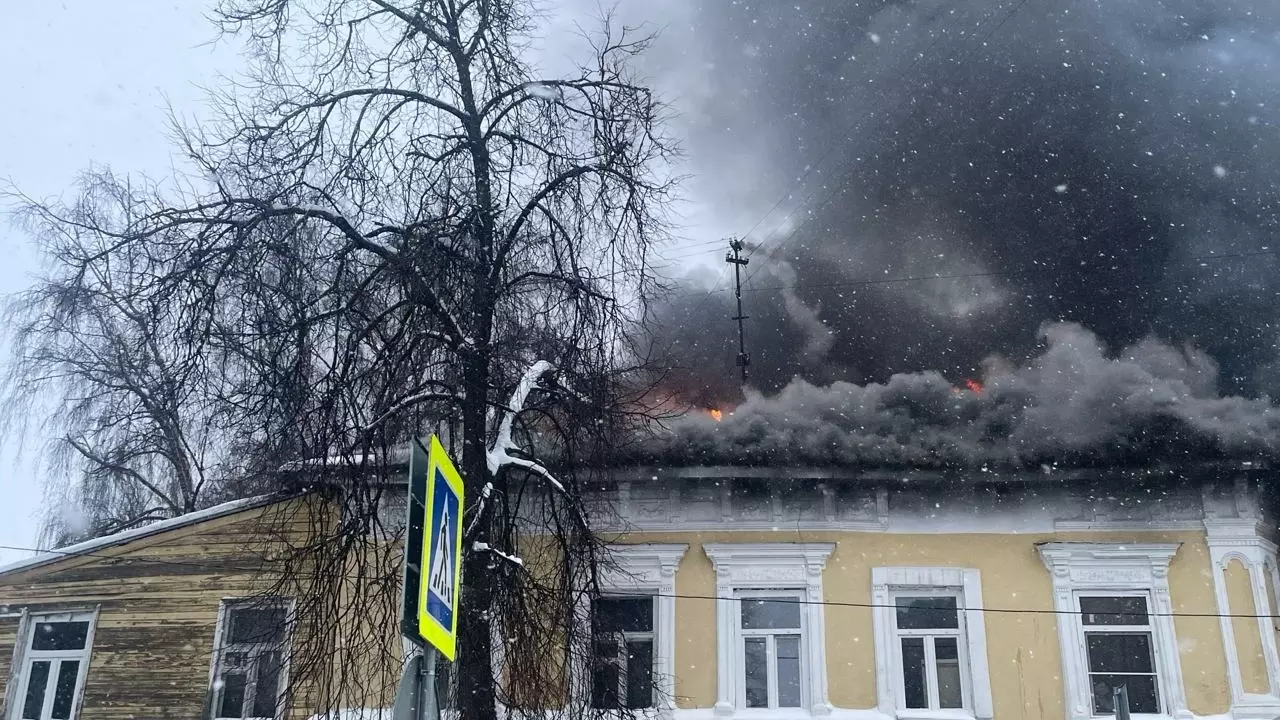 Дом под снос горит в Нижнем Новгороде