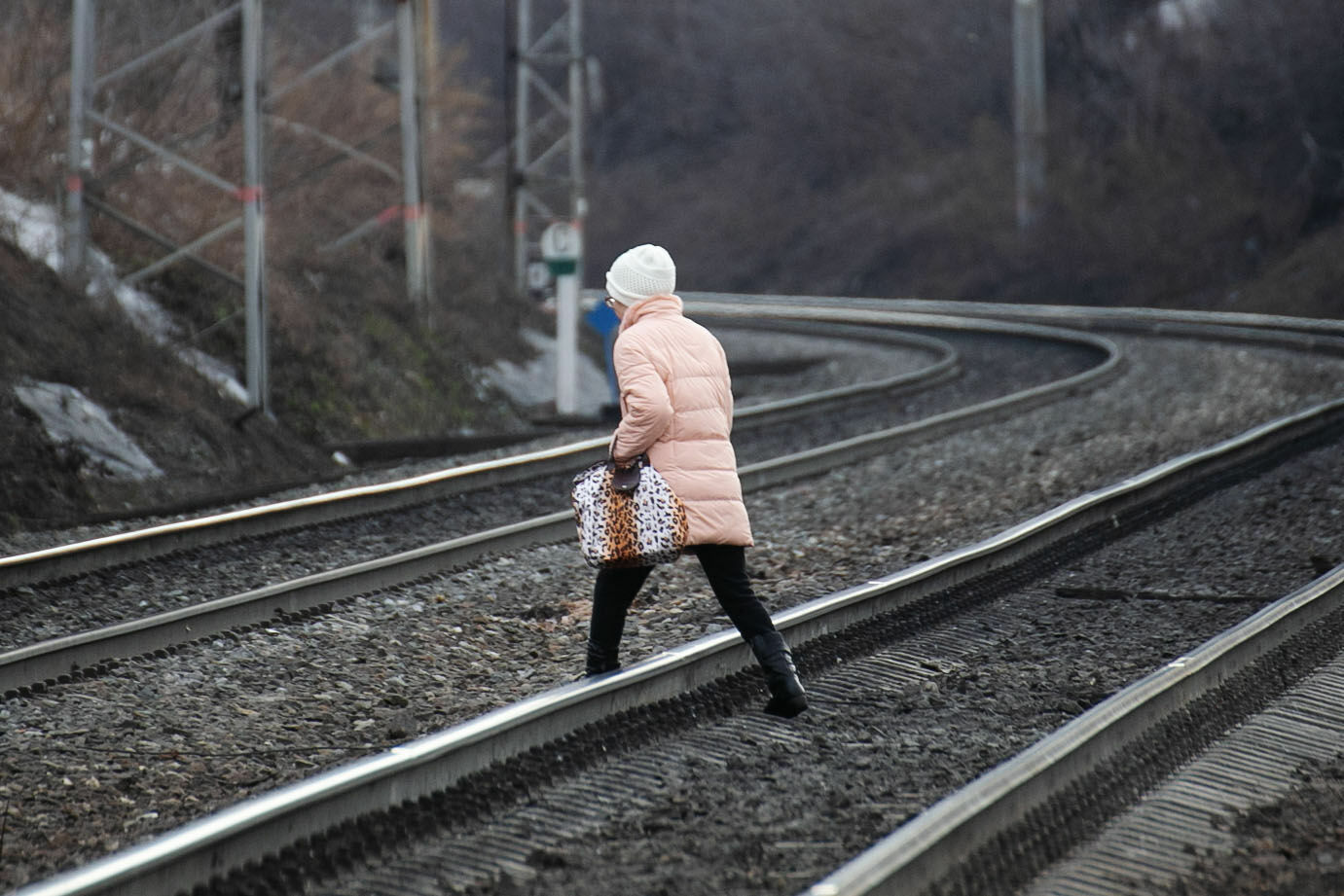 женщина переходит железнодорожные пути