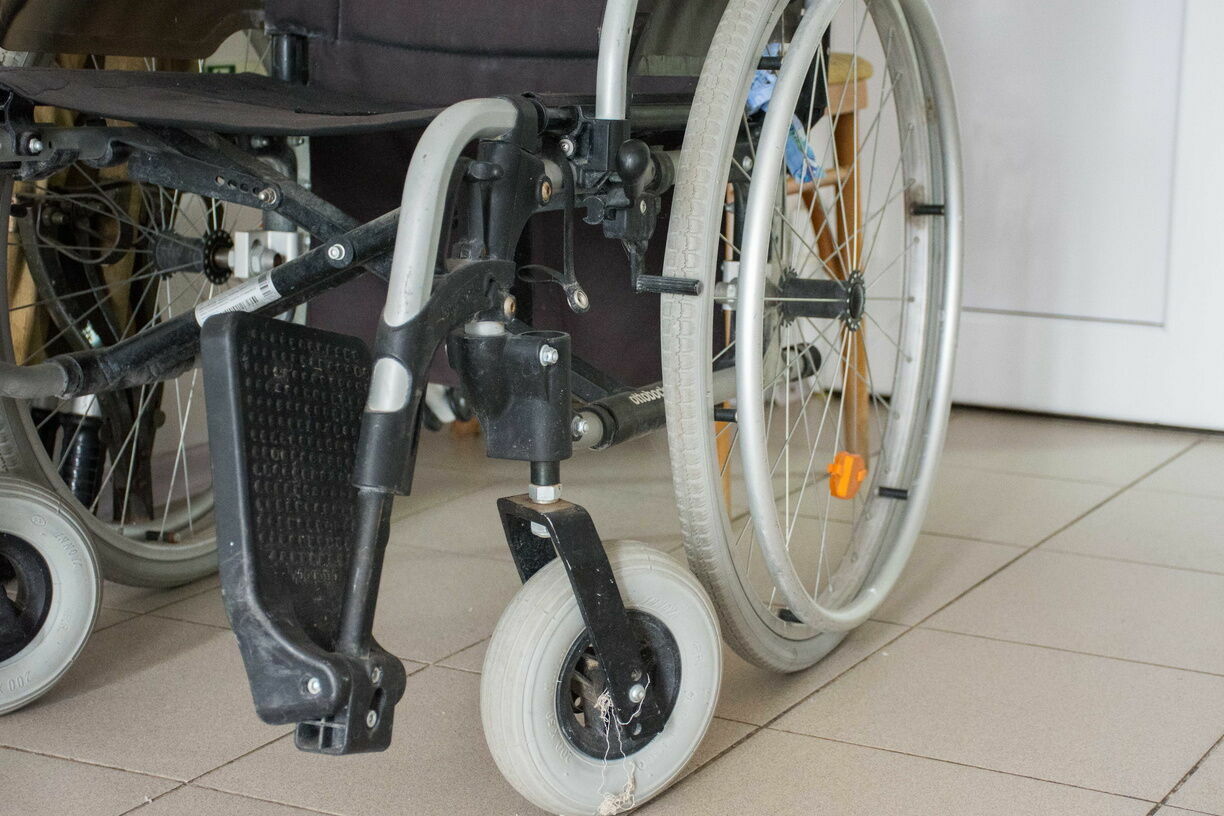 Дзержинской сироте-колясочнице дали квартиру на пятом этаже в доме без лифта