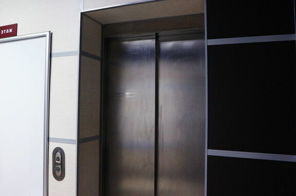 Лифт с семьей внутри едва не рухнул в нижегородской многоэтажке