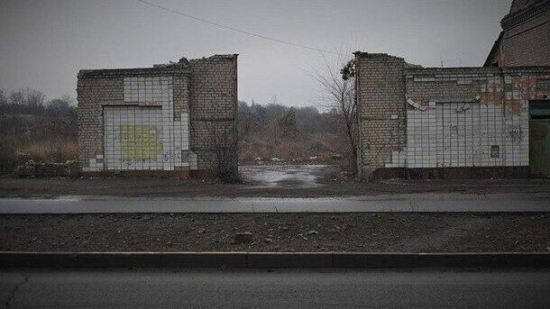 Сейчас на месте заводов остались лишь руины, с главным лозунгом советских времен. На месте огромных цехов – пустыри и груды битого кирпича.