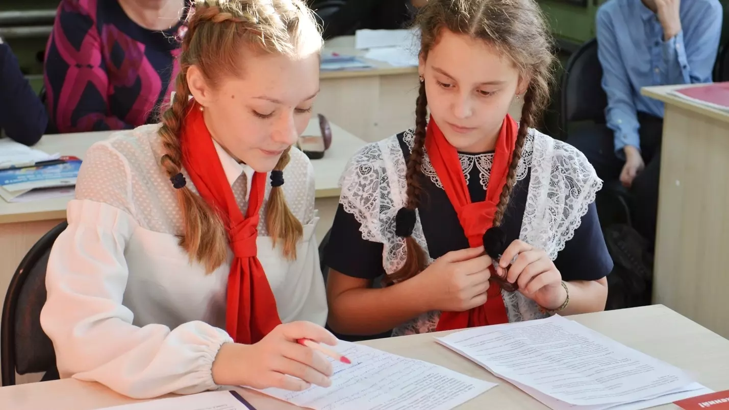 Депутат решил добавить красный галстук в форму учащихся школ