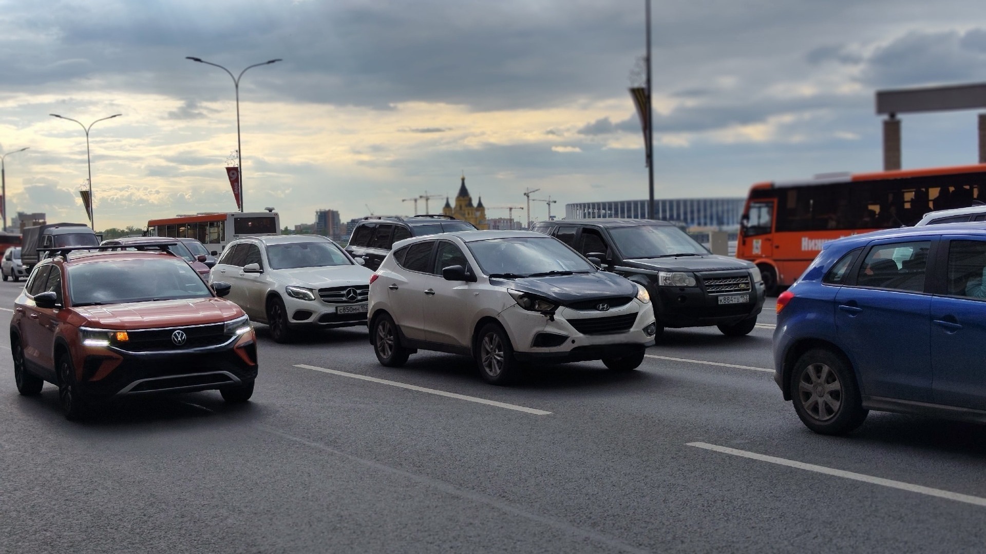 Нижний Новгород сковали пробки из-за ремонта Стригинского моста