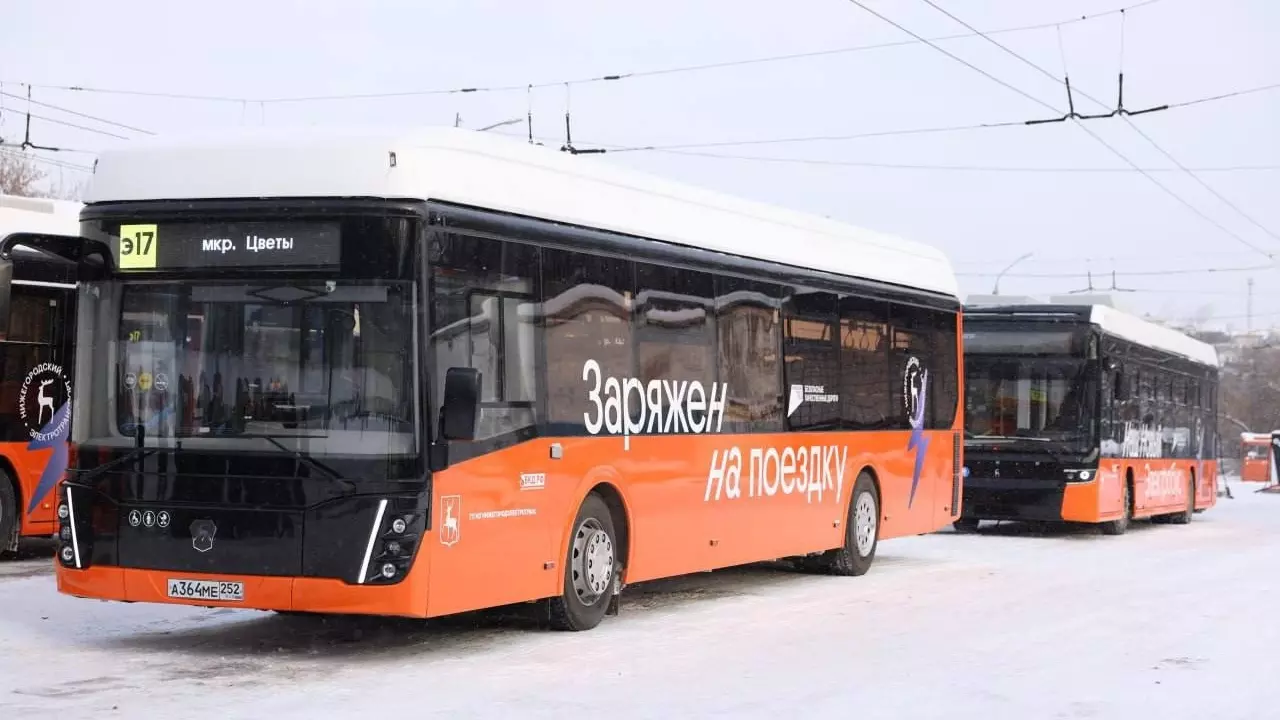 Никитин и Григоренко проверили подготовку к запуску электробусов. 