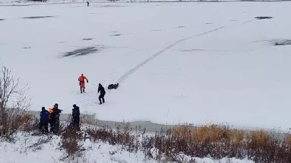 Мужчина провалился под лед во время рыбалки