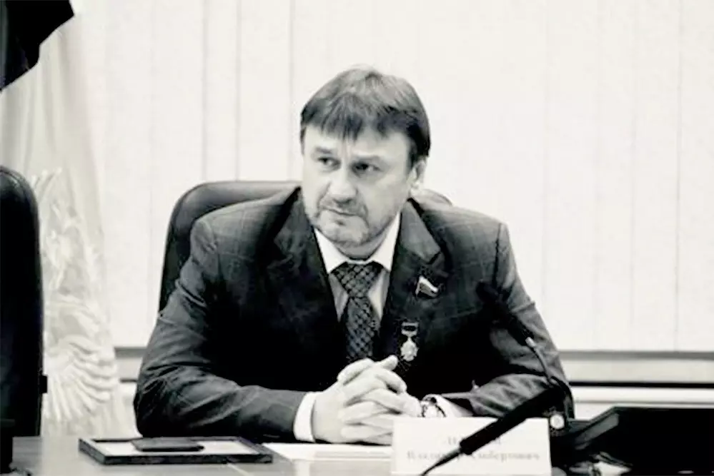 Лебедев занимал руководящие должности в «Нижновэнерго» и «Лукойле»