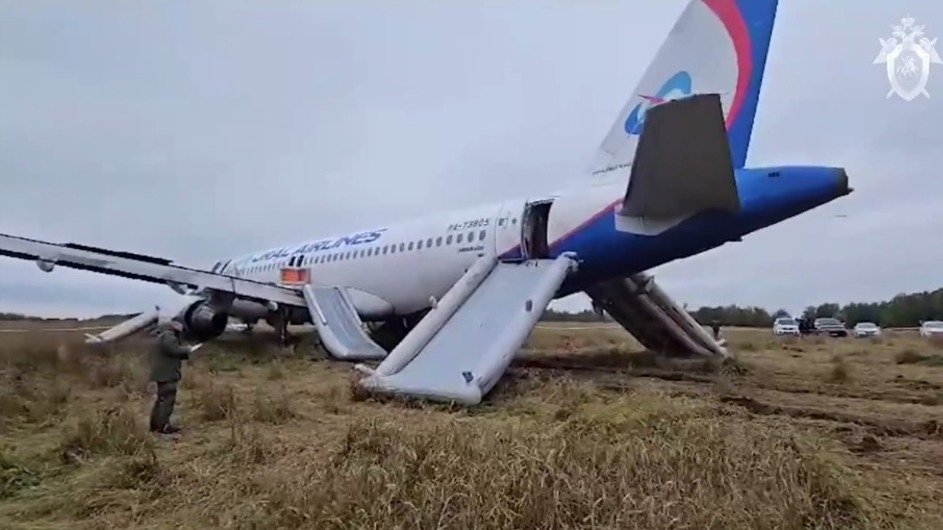 Самолет экстренно сел в поле под Новосибирском