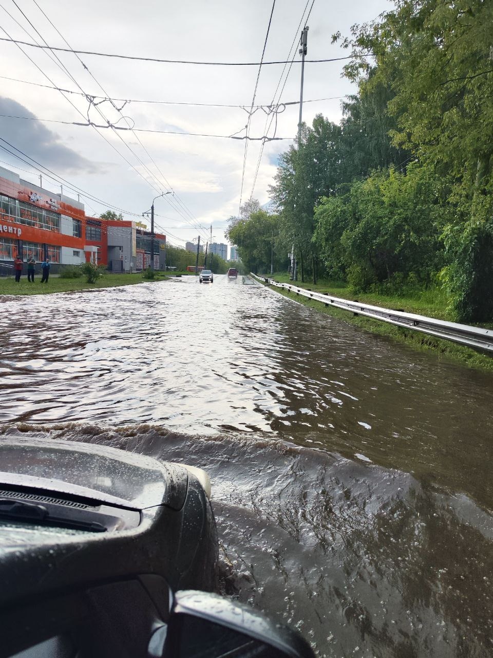 Во время дождя затопило улицу Генерала Ивлиева