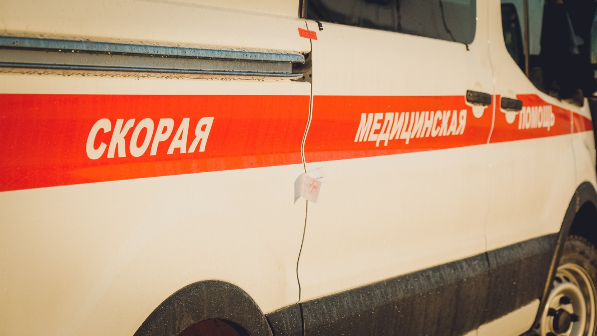 Трех человек госпитализировали после ДТП с военным грузовиком в Володарском округе