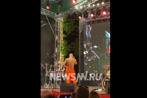 Митя Фомин разделся на сцене в Нижнем Новгороде — видео