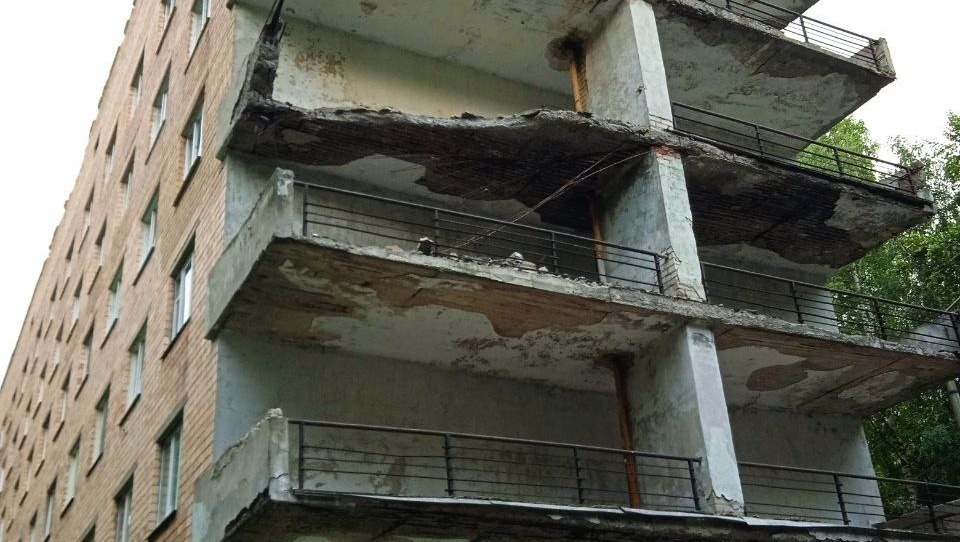 Аварийный балкон здания больницы им. Семашко обрушился в Нижнем Новгороде