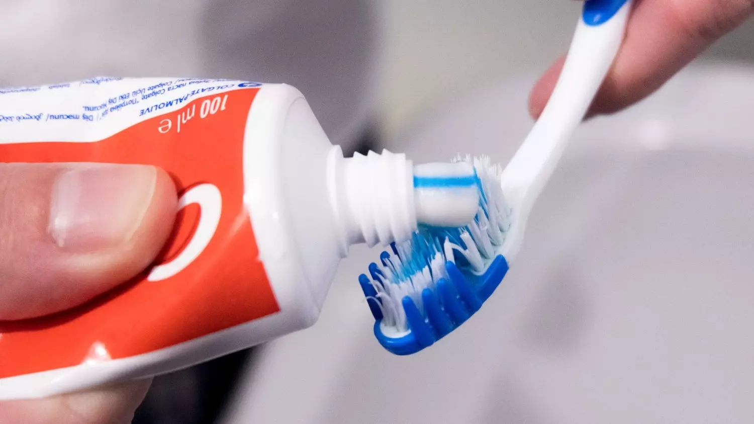 Зубная паста не имеет значения, куда важнее щетка